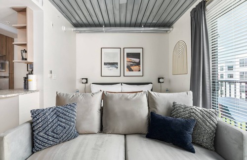 Midtown Apartment | Lodgeur | Relaxing & modern studio loft | Midtown