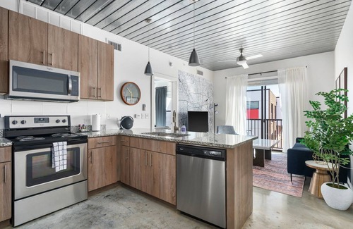 Midtown Apartment | Lodgeur | Sizzling & slick 1BR loft | Midtown