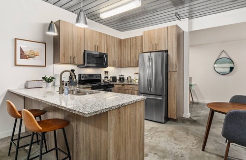 Midtown Apartment | Lodgeur | Stunning 1BR loft w/office | Midtown