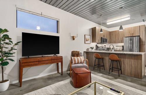 Midtown Apartment | Lodgeur | Stunning 1BR loft w/office | Midtown
