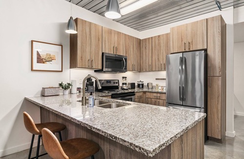 Midtown Apartment | Lodgeur | Stunning 1BR loft w/office | Midtown