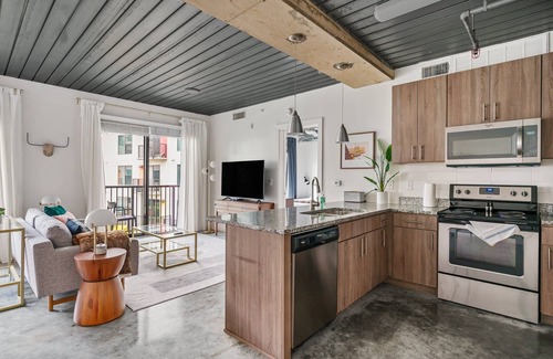 Midtown Apartment | Lodgeur | Stunning & spacious 1BR loft | Midtown