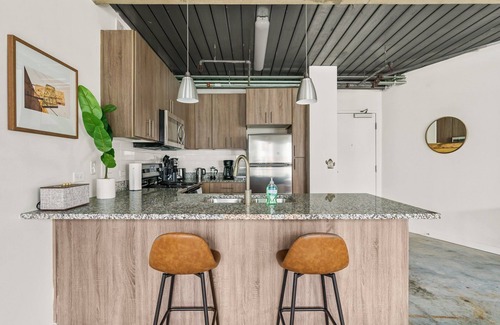 Midtown Apartment | Lodgeur | Stunning & spacious 1BR loft | Midtown