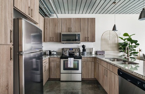 Midtown Apartment | Lodgeur | Suave midcentury modern 1BR | Midtown