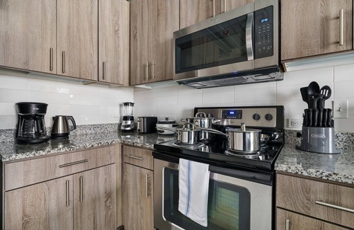 Midtown Apartment | Lodgeur | Suave midcentury modern 1BR | Midtown