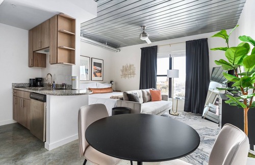 Midtown Apartment | Lodgeur | Vibrant & stylish studio loft | Midtown