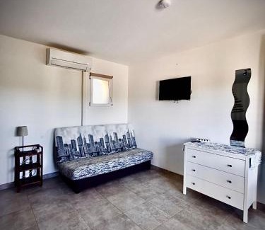 Saint-Jean-de-Fos Apartment | Lodging Climatisé Au Milieu des Vignes