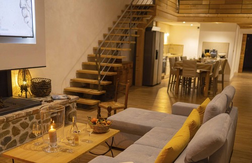 Aghione House | Lodging for 12 people with swimming pool in the heart of a wine-growing estate