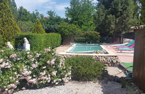 Le Thoronet Cottage | lodging the rosemary: implanted in a green frame under the sun of midday.