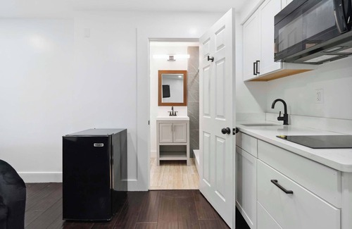 West Philadelphia Apartment | Lodgyy - Chic & Quiet King-bed suite