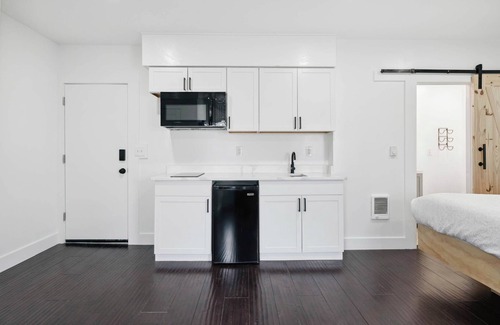 West Philadelphia Apartment | Lodgyy - Comfortable & Chic King-bed suite