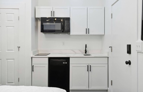 West Philadelphia Apartment | Lodgyy - Quiet & Chic Double-bed Studio Suite