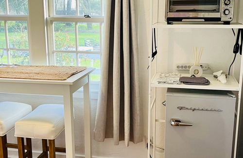 Victor Cottage | Lodi Winery Estate Cottage - Kitchenette, Pool, on Mokelumne River