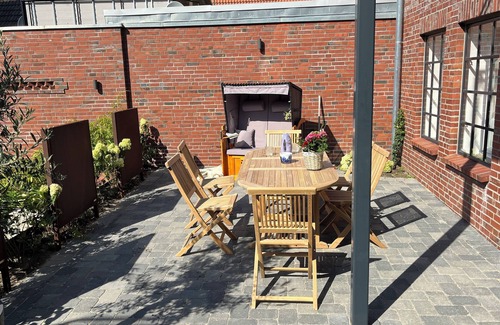Friedrichstadt Apartment | Loft 1 with large terrace and beach chair
