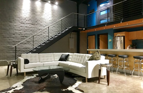 Rosewood House | LOFT 914 Walk to Williams Brice Football /1Mile to Downtn, USC & Ft.Jackson