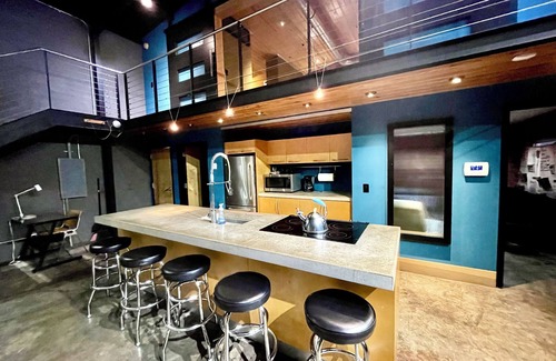 Rosewood House | LOFT 914 Walk to Williams Brice Football /1Mile to Downtn, USC & Ft.Jackson