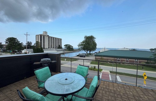 Sandusky Condo | Loft above Paddle Bar with Lake & Harbor Views. Downtown, Sandusky Ohio