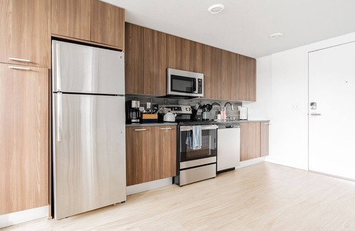 West Bellevue Apartment | Loft | Gym, Lounge, Rooftop | Bellevue | Sophari C