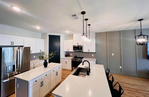 Princeton House | Loft, New Luxurious Large 3BR, Sleeps 9 + Parking