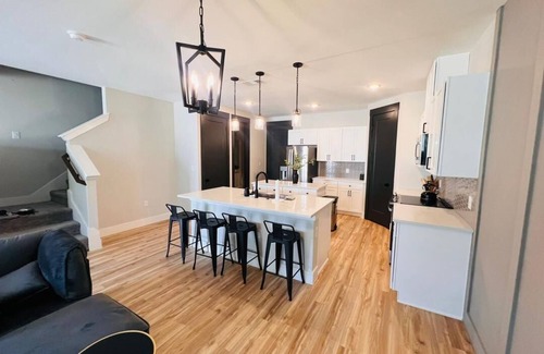 Princeton House | Loft, New Luxurious Large 3BR, Sleeps 9 + Parking