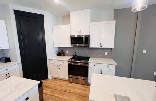 Princeton House | Loft, New Luxurious Large 3BR, Sleeps 9 + Parking