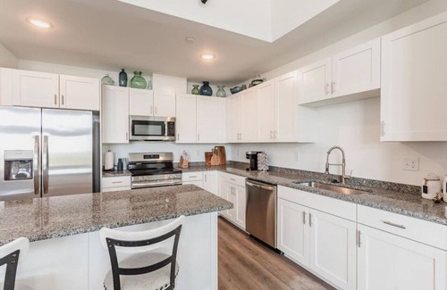 Wyandotte Apartment | Loft Penthouse 2 Balcony Arcade 2 Bed Pool and Gym