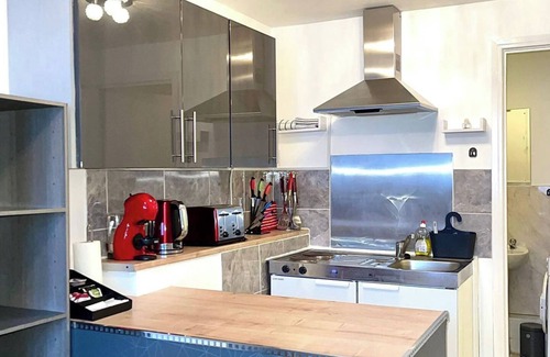 Chadwell Apartment | Loft - Sleeps 2 - Parking - Close to Station