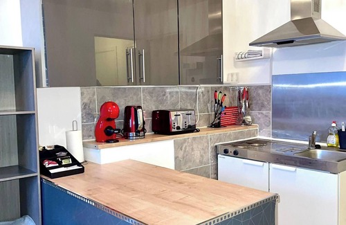Chadwell Apartment | Loft - Sleeps 2 - Parking - Close to Station