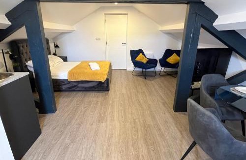 Wellingborough Apartment | Loft studio apartment, BL, Town Centre, Secure gated parking option, Modern, fresh and spacious living, Netflix ready TV, Wifi