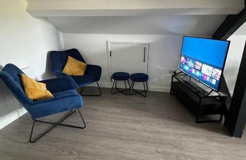 Wellingborough Apartment | Loft studio apartment, BL, Town Centre, Secure gated parking option, Modern, fresh and spacious living, Netflix ready TV, Wifi