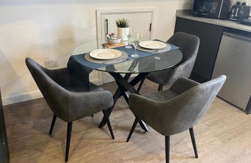 Wellingborough Apartment | Loft studio apartment, BL, Town Centre, Secure gated parking option, Modern, fresh and spacious living, Netflix ready TV, Wifi