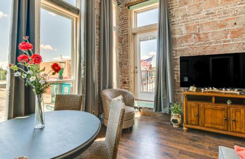Monett Apartment | Loft-Style Apt in Dtwn Monett Pets Welcome!
