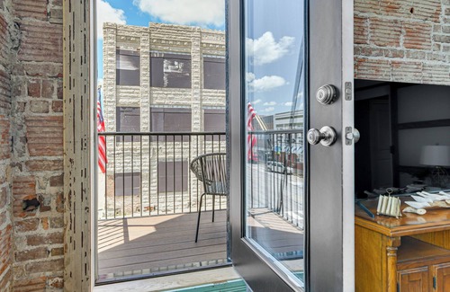 Monett Apartment | Loft-Style Apt in Dtwn Monett: Pets Welcome!