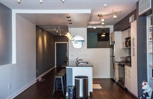 Oak Lawn House | LOFT-style condo, 3 minutes from Uptown/Downtown
