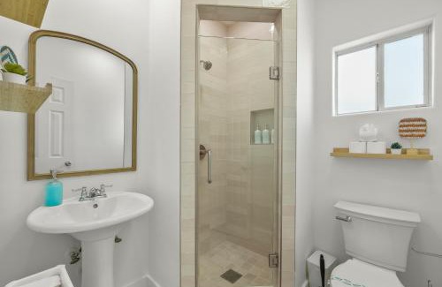 Washington Ave./ Memorial Park Apartment | Loft Style Studio In The Heart of D'Arts District