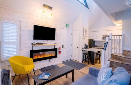 Craigleith Apartment | Loft with a View of Blue