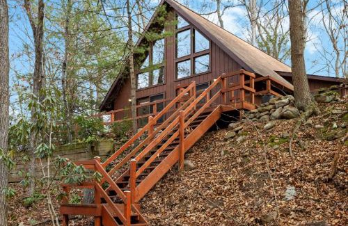 Hedgesville Ski Chalet | Loft Wood Stove Fire Pit Grill & Deck on Creek
