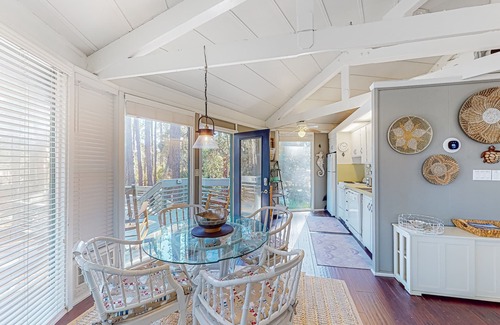 Sea Pines House | lofted villa with private deck, streaming, & W/D - near Harbour Town