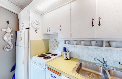 Sea Pines House | lofted villa with private deck, streaming, & W/D - near Harbour Town