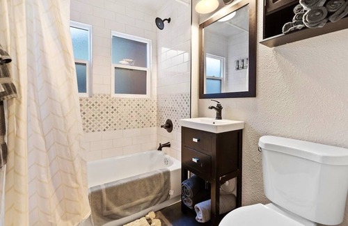 Baker Apartment | Loftium | Bright Suite In the Heart of South Broadway!