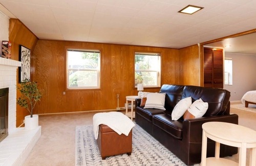 Seaview Apartment | Loftium | Fabulous Guest Suite near Lincoln Park!