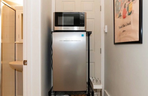 Judkins Park Apartment | Loftium | Inviting & Bright Suite In Judkins Park