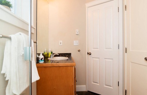 Mann Apartment | Loftium | Relaxing, Cozy Private Suite in Amazing Location!