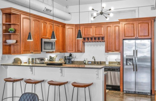 Gateway District Apartment | Lofts on E4th | Walk to Sports | 2Kings + Sleeps 8