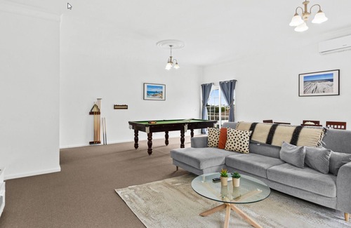 Barrack Heights House | Loftus Spacious Getaway