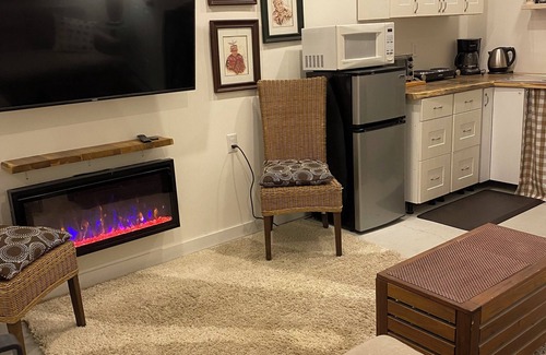 Upper Beaches House | LOFTY BASEMENT APARTMENT BY BEACH