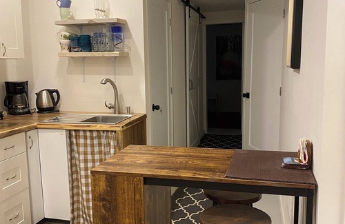 Upper Beaches House | LOFTY BASEMENT APARTMENT BY BEACH