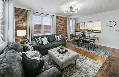 Maryville Apartment | Lofty Expectations - Gorgeous Studio Loft Downtown