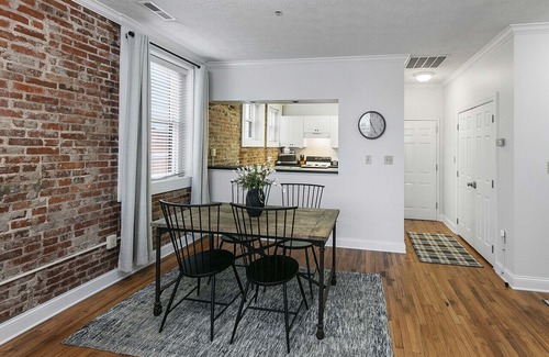 Maryville Apartment | Lofty Expectations - Gorgeous Studio Loft Downtown