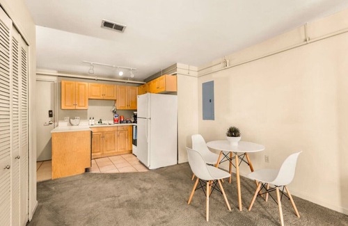 Downtown Cleveland Apartment | Lofty One Bedroom | Downtown | Free Parking